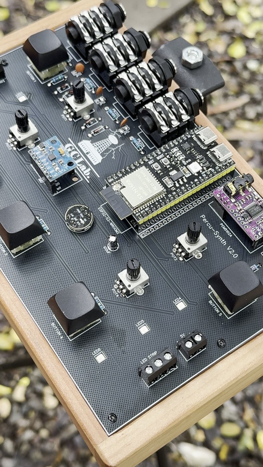 Detalle de la placa Percu-Synth V2.0: ESP32-S3, DAC, IMU, potenciómetros y botones