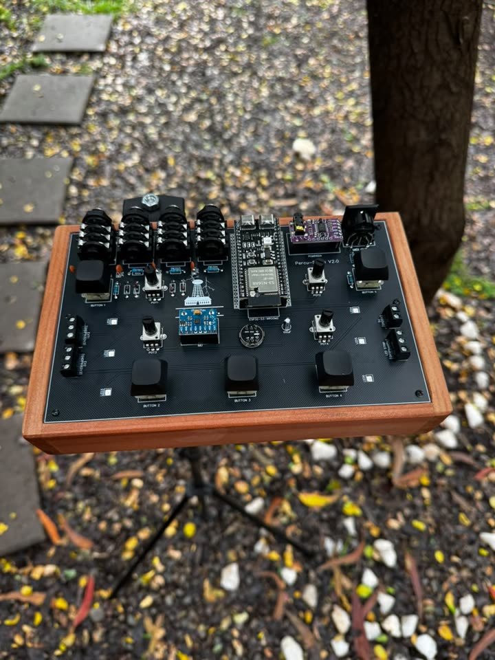 Percu-Synth V2.0 terminado, en su caja de madera